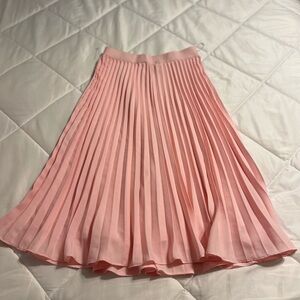 Pleated pink skirt